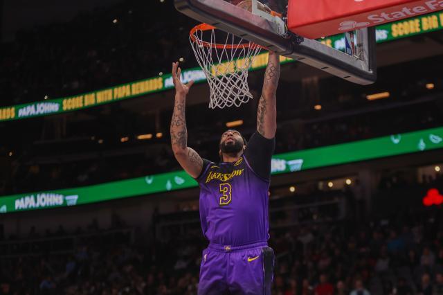 开云官方平台-【现场】反弹局湖人功亏一篑 更衣室老詹难掩失落