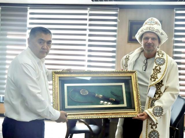 开云中国官网-世预赛18强中两强换帅 一人或成国足潜在对手