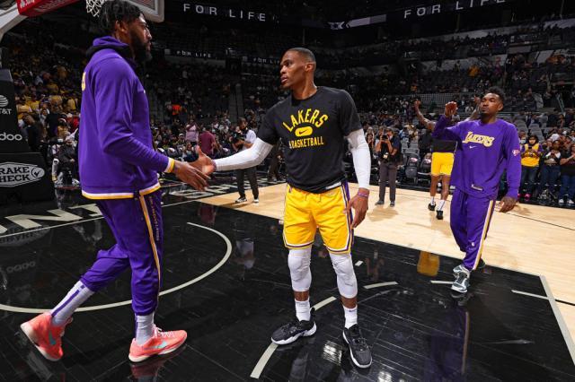 开云官方平台-【现场】韦少在马刺享受主场待遇 复苏就此开始?