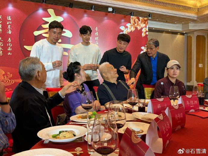开云官方平台-石雪清:从七十年代徐根宝就为年老庆生,此恩情成中国足坛佳话